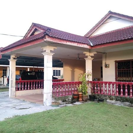 Homestay Aisyah2 トゥルッ・インタン エクステリア 写真